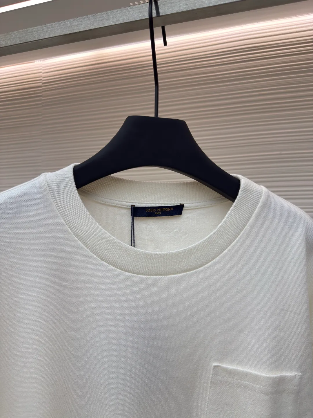 LOUIS VUITTON Pocket jacquard short sleeves ●Authentic product: purchased and developed for 8500 ●Item number: 1680117-A35 ●Fabric: pure cotton fabric ●Technology: jacquard knitting ●Version: fitted version ●Weight: about 345 grams ●Size: XS-S-M-L ●Description: Use 18-needle upper and lower cotton jacquard knitted fabric, weight 300g. Disassemble the original version to analyze the type of machine for yarn parameters. Manually count the needles and draw the pattern. The jacquard fabric is woven by Fukuda machine imported from Japan. The solid color part uses an 18-needle double-sided jacquard machine to weave the pique fabric. The jacquard and solid color fabrics are proportioned according to the amount of each piece. The two fabrics are the same The vat dyeing ensures that there is no color difference in the finished fabric. Overflow vat rope dyeing is used. The edge of the finished fabric is over-positioned and the weft adjuster is used to adjust the weft and slant to ensure that the pattern of the finished fabric is consistent with the size of the Y version. The front + sleeves are made of solid pique fabric, and the back pocket is made of jacquard fabric. The pocket letters are centered and positioned to take out the pieces. The thread is made of 40s double-ply cotton yarn and the flat collar is woven on a horizontal machine. The overall wiring is straight and delicate, the fabric is comfortable and soft, and the color is consistent without color difference. It can be matched with the same style to create a fashionable look and control various occasions. Customized accessories, complete with three standards, same style for men and women!